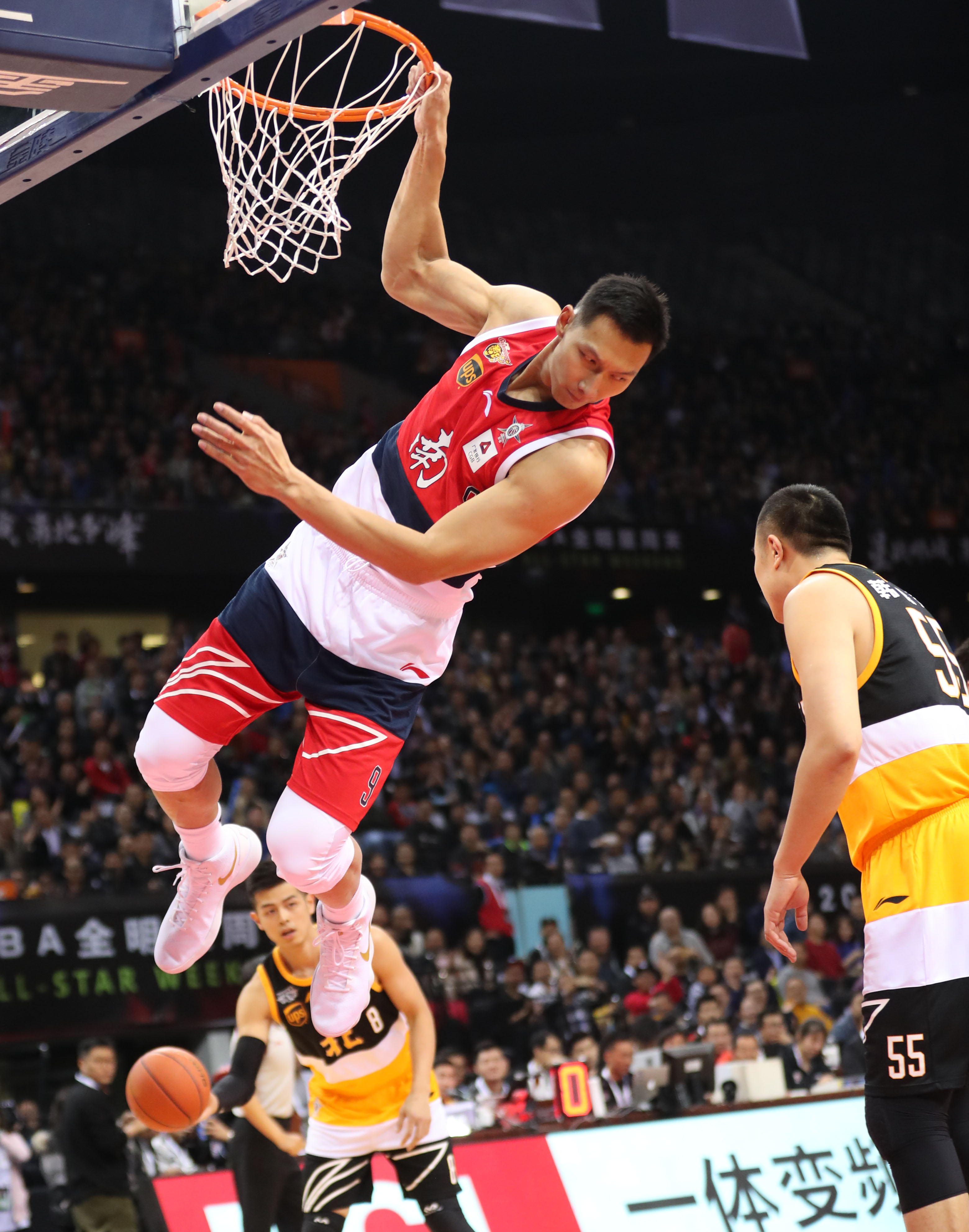 篮球巨星们在赛场上精彩表演的简单介绍 篮球巨星们在赛场上精彩表演的简单介绍