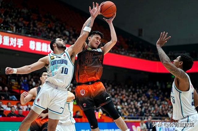 重庆队主场惨败于山东男篮,止步两连败 重庆队主场惨败于山东男篮,止步两连败