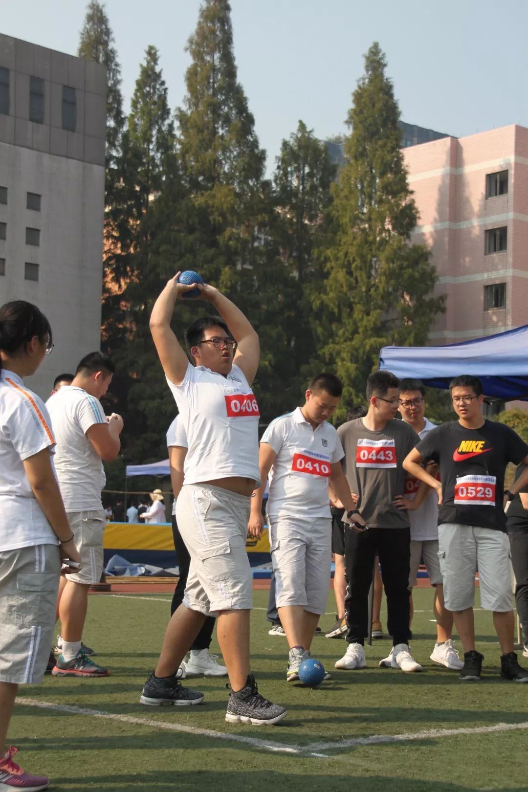 球场上的奋斗,胜利的呼唤不远的简单介绍 球场上的奋斗,胜利的呼唤不远的简单介绍