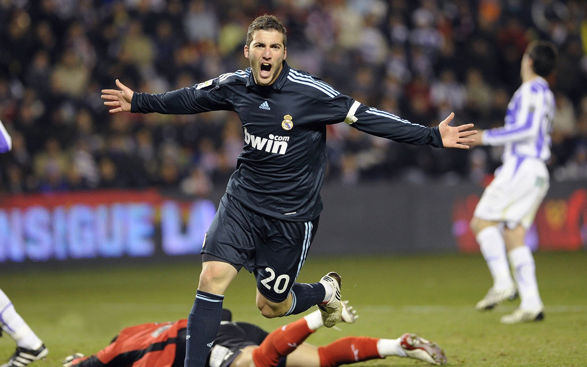 范弗利特关键节点连续得分，广东队提前终结悬念灰熊